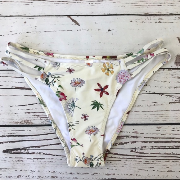 ❗️LAST ONE❗️Off Shoulder Ruffle Floral Bikini SetA - Picture 4 of 5